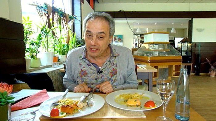 Christian Rach stellt sich im Restaurant Am Zoo in Neuenkirchen an der Saar vor und testet das Essen