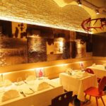 Der Restaurantbereich der Bergstation-Tirol – Küchenchef Daniel Kellner und Patron Reinhard Gerer servieren hier gehobene Tiroler Wirtshausküche