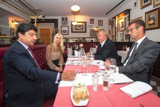 Puneet Chhatwal, Vorstandssprecher der Steigenberger Hotels AG, im Gespräch mit Kai Anderson und Jane Uhlig für "Das agile Unternehmen - Wie Organisationen sich neu erfinden" (Campus Verlag) im Restaurant "Oskars" im Steigenberger Frankfurter Hof (Foto: Uhlig PR)